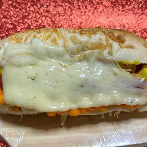 Dog à moda na baguete — hot dog com mussarela e acompanhamentos