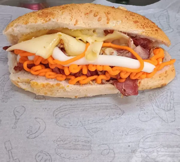 Dog bacon e queijo na baguete — cachorro quente zona norte