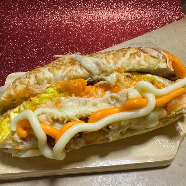Dog frito com ovo na baguete