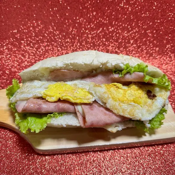 Dog frito com presunto na baguete