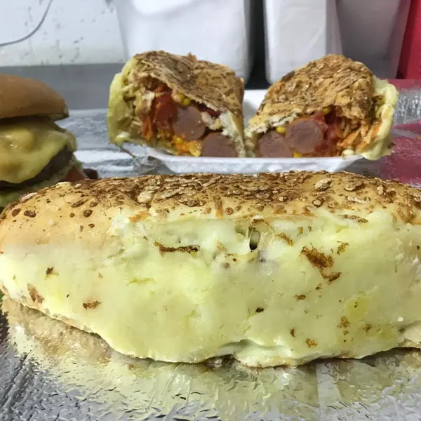 Dog frito na baguete — salsicha e calabresa frita
