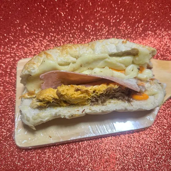 Dog louco na baguete — carne louca, frango e salsichas