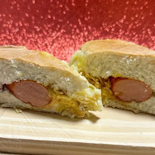 Dog simples na baguete — hot dog Vila Maria, batata palha e molhos